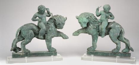 Lion portant Eros enfant sur son dos, Yémen, Ier siècle avant J.-C., Ier siècle après J.-C., bronze, 63 x 75 x 19 cm (chaque). © Smithsonian