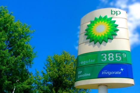 Logo de la compagnie pétrolière British Petroleum sur le panneau d'une station-service en Angleterre. © Mike Mozart, 2014, CC BY 2.0