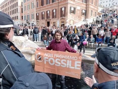 Action du groupe Ultima Generazione, contre les énergies fossiles, à la fontaine Barcaccia à Rome, le 1er avril 2023. © Ultima Generazione