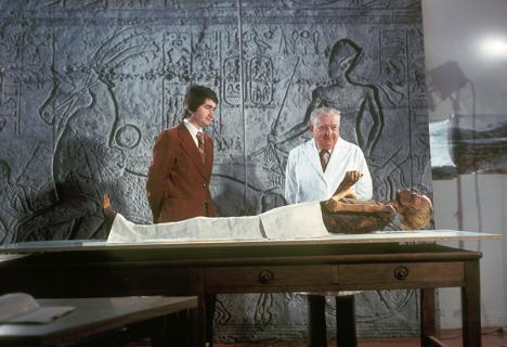 Christian de Tassigny et le doyen Lionel Balout devant la momie de Ramsès II au Musée de l'Homme à Paris en 1977. © DR.
