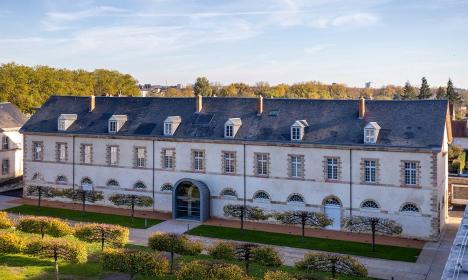 Le bâtiment réhabilité sur le site du Centre national du costume de scène et de la scénographie (CNCS) à Moulins. © Joël Bonnard – Ateliers Adeline Rispal, architectes scénographes
