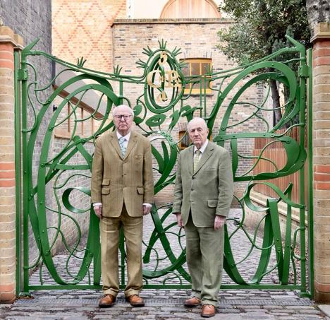 Gilbert & George devant la grille d'entrée du Gilbert & George Centre, à Londres. Courtesy Gilbert & George Center