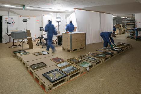 Inventaire d'un dépôt d'oeuvres d'art de la SKKG à Winterthour. © Michael Lio/SKKG 