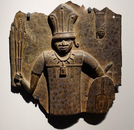 Plaque de bronze du Bénin représentant un guerrier et conservée au Musée ethnologique de Berlin en Allemagne. © Daderot, 2014, CC0 1.0