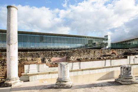 Vestiges des thermes des lutteurs avec le Musée gallo-romain de Saint-Romain-en-Gal-Vienne en arrière-plan. © CD69 / Patrick Ageneau