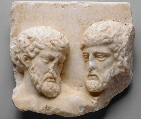 Fragment de frise du Parthénon représentant deux hommes barbus, et conservé au Kunsthistorisches Museum de Vienne, 26 x 29 cm. © Kunsthistorisches Museum