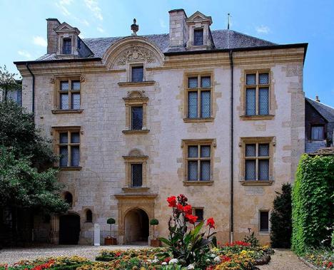 Hôtel Lallemant - Musée des Arts décoratifs de Bourges, entrée rue Bourbonnoux. © Morio60, 2012, CC BY-SA 2.0