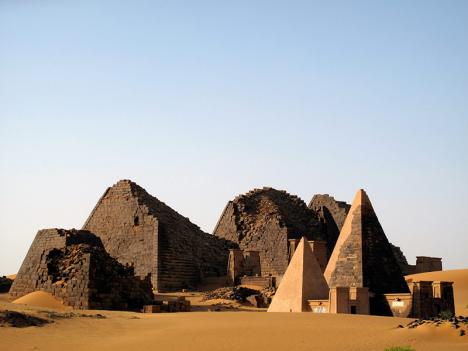 Pyramides nubiennes sur le site archéologique de l’île de Méroé au Soudan. © Ron Van Oers / Unesco