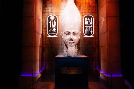 Tête d’une statue colossale de Ramsès II, vue de l'exposition à la Grande Halle de la Villette à Paris © Yvan Lebert