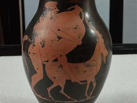 Vase grec antique dont les dessins sont des contrefaçons modernes, réalisées dans les années 1990. © DR