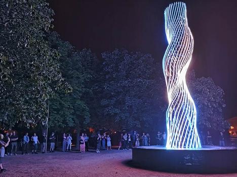 Cymopolée par Luminariste (Benjamin Nesme et Marc Sicard) installée dans le Jardin Fabert à Metz © Louise Wagon pour Le Journal des Arts, 2023