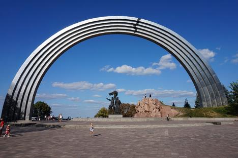 L'arche de l'amitié entre les peuples a été rebaptisée L'arche de la Liberté du Peuple ukrainien suite à l'invasion russe de 2022, et le groupe de statues en bronze au centre, représentant deux personnes russe et ukrainien, a été détruit. © Бондар Володимир, 2019, CC BY-SA 4.0