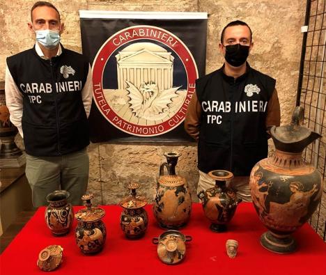 Carabiniers de l'opération Canusium devant des objets antiques récupérés aux pilleurs. © Comando Carabinieri per la Tutela del Patrimonio Culturale