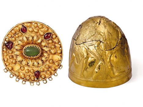 Broche et Casque scythe en or faisant partie des trésors archéologiques prêtés par la Crimée au musée Allard Pierson. © Allard Pierson Museum