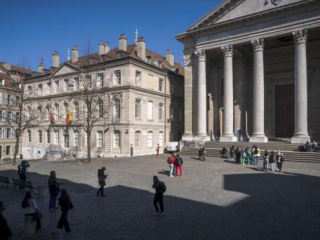 La Cour Saint-Pierre à Genève, avec le Musée international de la Réforme à gauche, et la Cathédrale Saint-Pierre à droite. © Nicolas Righetti
