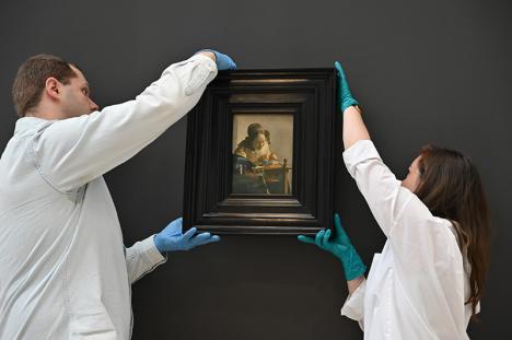 Accorchage de La Dentellière de Vermeer au Louvre-Lens, juin 2023. © Frédéric Iovino