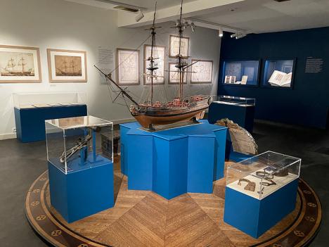 Vue de l'exposition « D'une terre à l'autre » au Musée Eugène-Boudin de Honfleur. © Musées de Honfleur