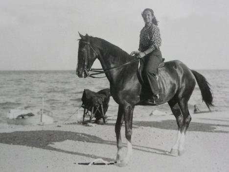 Françoise Gilot sur la plage, s'entraînant à cheval, juillet 1954. © Archives Annie Maillis