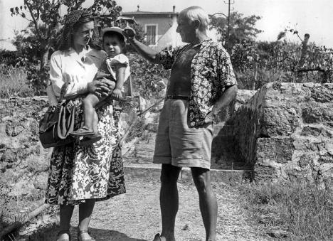 Françoise Gilot, Claude et Pablo Picasso devant La Galloise à Vallauris, septembre 1949. © DR