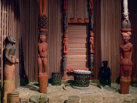 Objets camerounais conservés au Linden Museum à Stuttgart. © KarlHeinrich, 2008, public domain