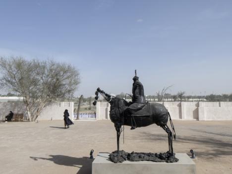 Rushdi Anwar, The Kingdom of Dust Ruled by Stones, 2023, vue de l'installation à la Biennale de Sharjah. © Danko Stjepanovic