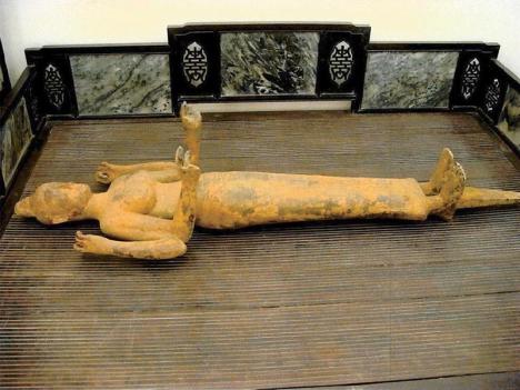 Statue en bronze de Durga datant du VIIe siècle pillée au Vietman. Cette photographie a été envoyée par Douglas Latchford en 2009 à des clients potentiels. © U.S. Immigration and Customs Enforcement