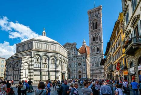 Touristes devant le Baptistère de San Giovanni Battista et le Duomo, la cathédrale Santa Maria del Fiore, à Florence, Italie © User32, Pixabay License