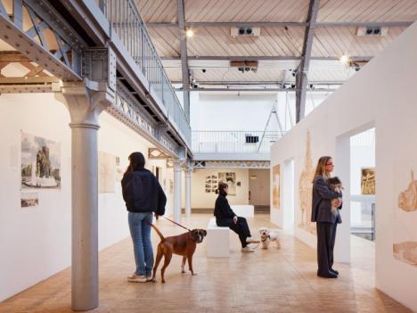 Des chiens et leur maître visitent l'exposition « Paris Animal » au Pavillon de l'Arsenal. © Camille Gharbi.