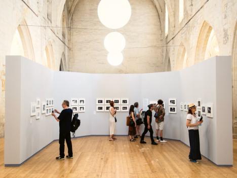 Exposition de Babette Mangolte lors de l'édition 2022 des Rencontres d'Arles. © Alessandro Mosalini.