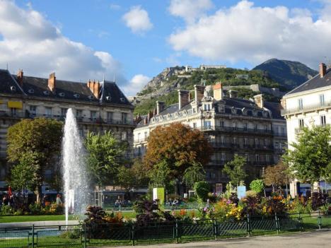 Vue de la place Victor Hugo à Grenoble, ville à direction écologique  © WorldContributor