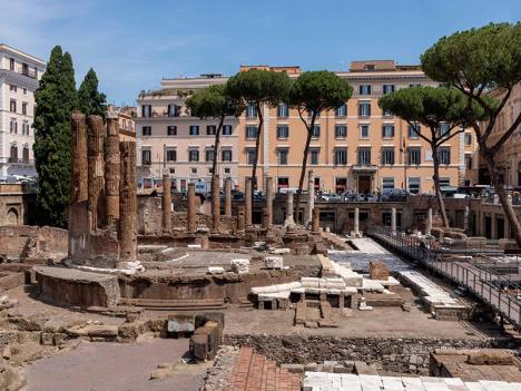 L'Area Sacra de Largo Argentina, avec les nouvelles passerelles permettant de visiter le site visibles sur la droite. © Bulgari
