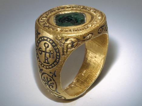 Bague de Basile 1er Le Macédonien, c. 865, or, émeraude. © Bibliothèque Nationale de France