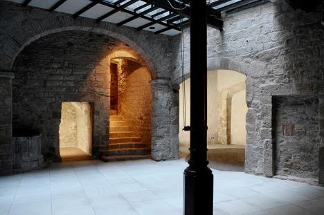 Espaces d'exposition du centre d'art Mater, avec des murs du palais du XIIIe siècle. © Guy St Clair