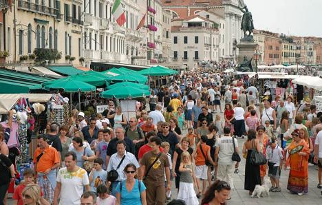 Foule de touristes sur la Riva degli Schiavoni à Venise. © Jean-Pierre Dalbéra, août 2007, CC BY 2.0 
