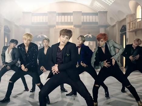 K-pop : Extrait du clip Blood Sweat & Tears du groupe BTS (2016), qui se déroule dans un musée fictif. © BTS / Youtube
