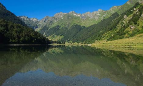 Le site naturel du lac glaciaire d’Estaing fait parti des lauréats 2023 du programme Patrimoine naturel et biodiversité de la Fondation du Patrimoine. 100 000 euros ont été mobilisés pour valoriser le site. © simonsmages, 2016, CC BY 2.0