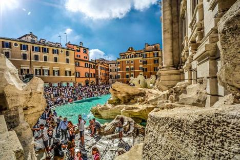 Touristes devant la fontaine de Trevi à Rome. © user32212, Pixabay License