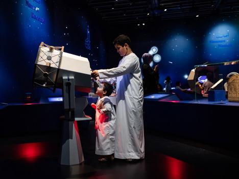Vue de l'exposition « Picturing the Cosmos » au Louvre Abu Dhabi. © Siddharth Siva / Department of Culture and Tourism, Abu Dhabi