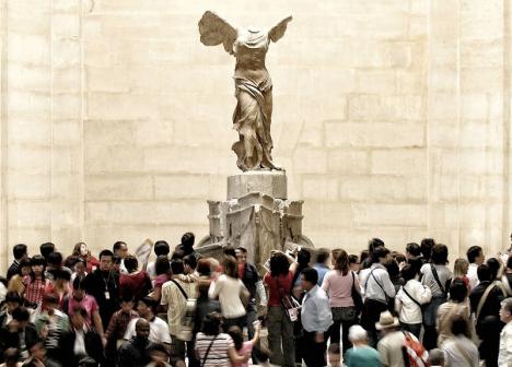 Une foule de visiteurs devant la Victoire de Samothrace au Musée du Louvre. CC0 Public domain, 2017