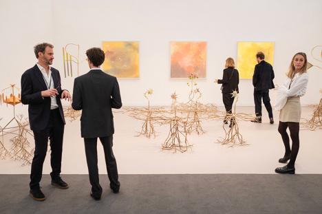 Stand de la galerie Clearing lors de l'édition 2023 de Frieze London. © Linda Nylind / Frieze