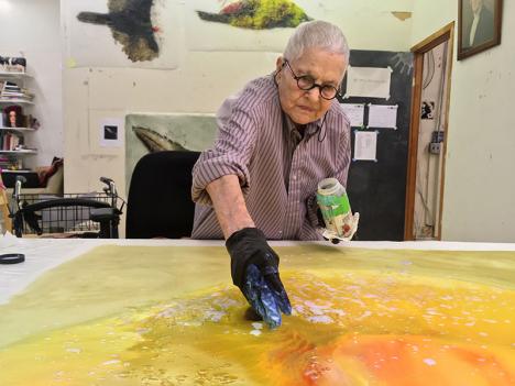 Ida Applebroog dans son atelier en 2018. © Emily Poole / Courtesy Hauser & Wirth