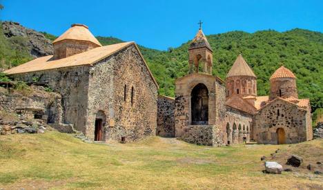 Monastère arménien de Dadivank, construit entre le IXe et le XIIIe siècle - l'église date de 1214. © SedrakGR, 2015, CC BY 3.0