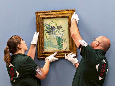 Montage de l'exposition « Van Gogh à Auvers-sur-Oise, les derniers mois » : la toile Nature morte, vase aux oeillets (1890) est accrochée à sa cimaise. © Photo Musée d'Orsay / Sophie Crepy 