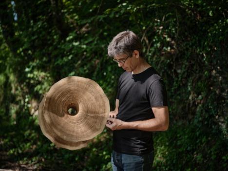 Pascal Oudet, lauréat Talents d'exception du Prix Liliane Bettencourt pour l'Intelligence de la Main 2023 pour son œuvre Laissez entrer le soleil, à Goncelin, en Isère, en juillet 2023. © Julie Limont pour la Fondation Bettencourt Schueller