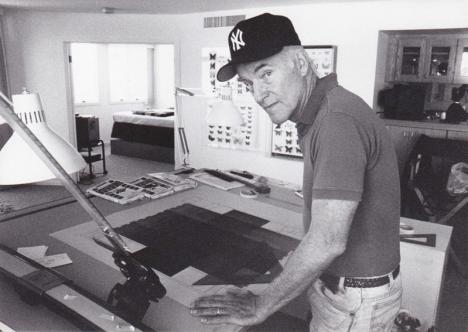 Robert Irwin (1928-2023) dans son atelier dans les années 90. Courtesy Galerie Xippas