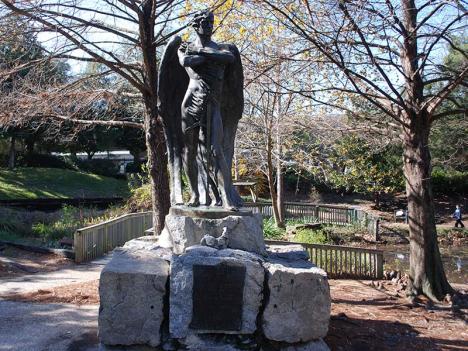 Louis Amateis (1855-1913), statue L’esprit de la Confédération (1908) lorsqu'elle était exposée au Sam Houston Park de Houston. © Brian Reading, 2013, CC BY-SA 3.0