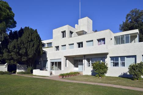 Façade de la Villa Noailles, dont le noyau initial est construit de 1923 à 1925, et les extensions réalisées jusqu'en 1933. © DR