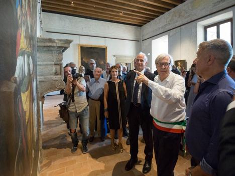 Vittorio Sgarbi lors de l'inauguration du Museo di Palazzo Doebbing à Sutri, Italie. © Wal der, 2018, CC BY-SA 4.0