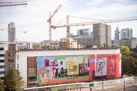 Bâche réalisée par Anne-Mi Van Kerckhoven sur le bâtiment du Kanal à Bruxelles, en septembre 2023. © Bart Grietens