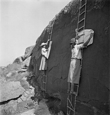 Elisabeth Pauli et Katharina Mart effectuant des copies d'art rupestre à El Ghicha, Aflou, Algérie, 1935. © Institut Frobenius, Francfort-sur-le-Main